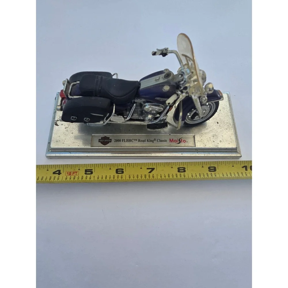 Maisto Harley-Davidson 2000 FLHRC Road King Classic Diecast Model on Base